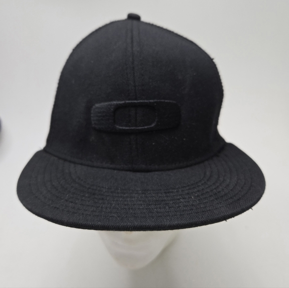 Oakley Black Flexfit Baseball Hat Cap Embroidered Logo One Size - Picture 1 of 7